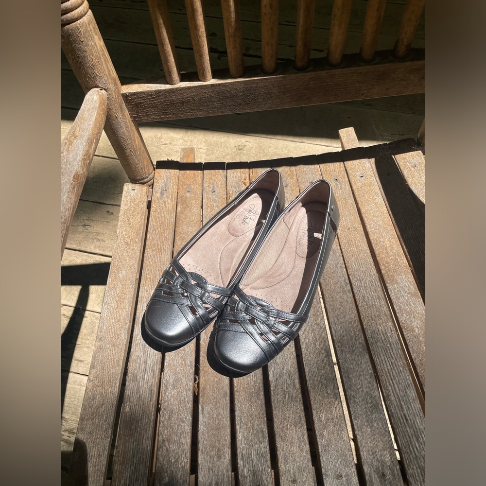 LIFE STRIDE Soft System Vegan Leather Silver Flats.EUC